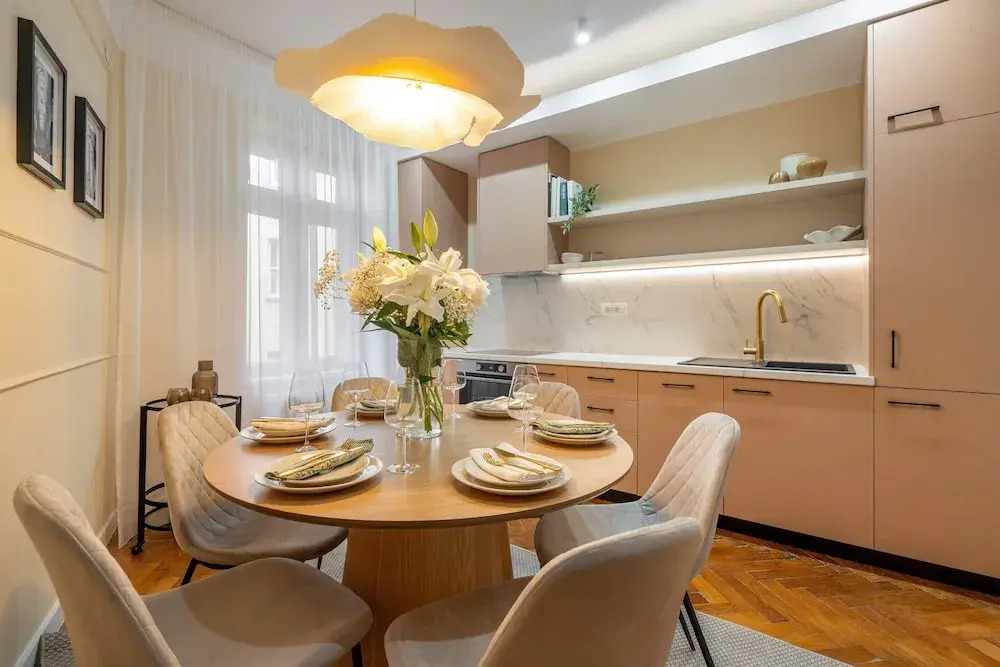 Romanian Athenaeum Flat - Refined 3BR Steps from Calea Victoriei
