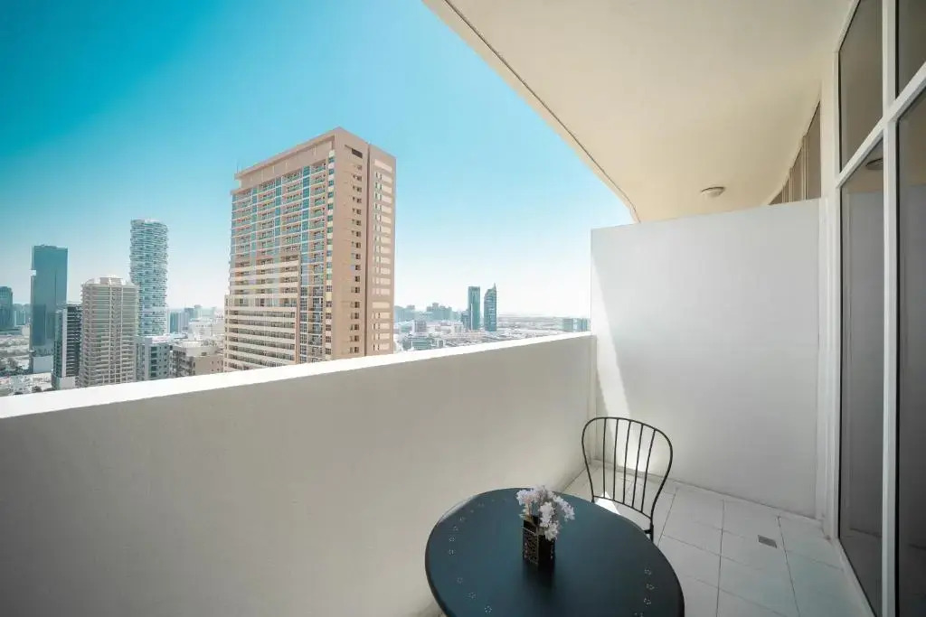 HiGuests - Elegant Studio with Pool and Private Balcony