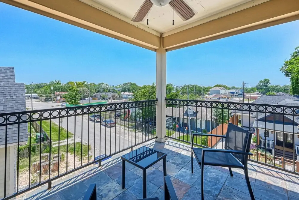 Vibrant Haven With Rooftop Patio