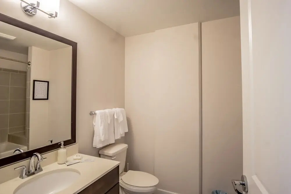 High Rise 2 Bedroom apartment in a Great location 2 Apts by RedAwning