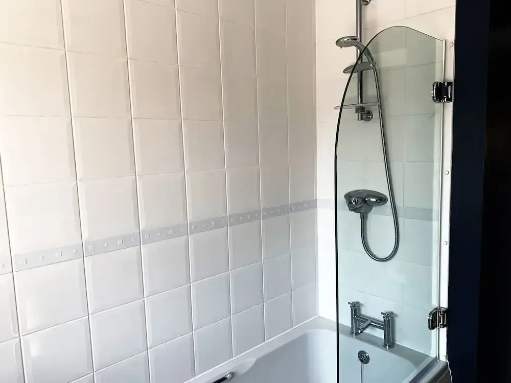 Toothbrush Apartments - 2 Bed 1 Bath Apt