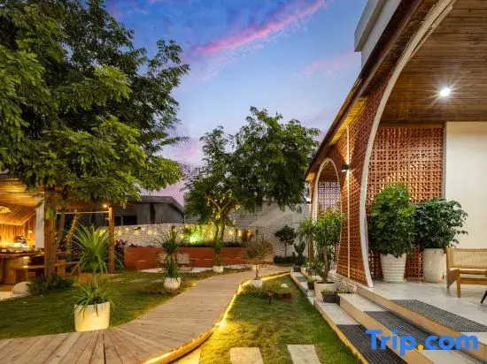 Three Lives · Blooming Pool Homestay (Sanya West Island Branch)