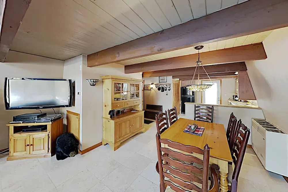 Cozy W/ Fireplace, Minutes To Skiing! 2 Bedroom Cabin