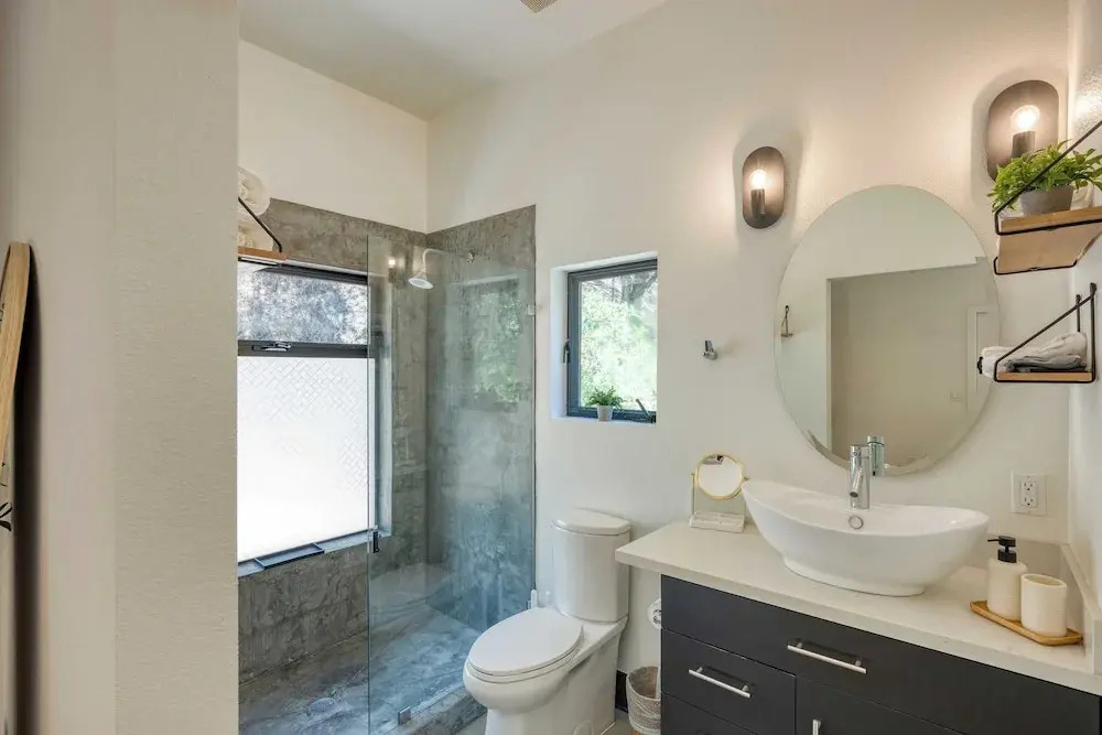 Mill Creek by Avantstay Modern Design, Patio, Hot Tub
