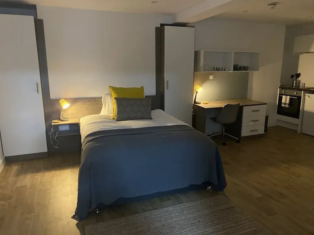 PS APARTMENTS