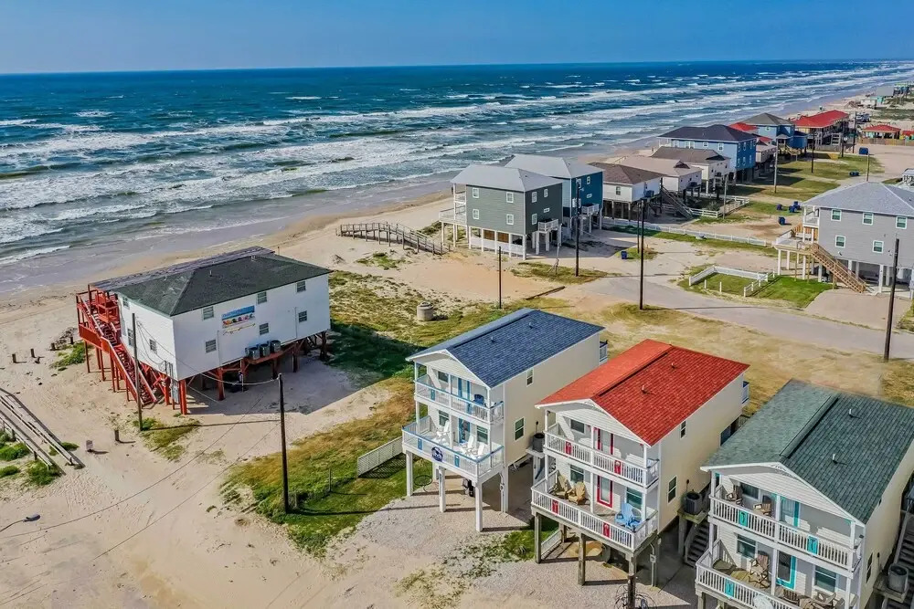 Walk to Shore & Eats: Surfside Beach Gem w/ Deck