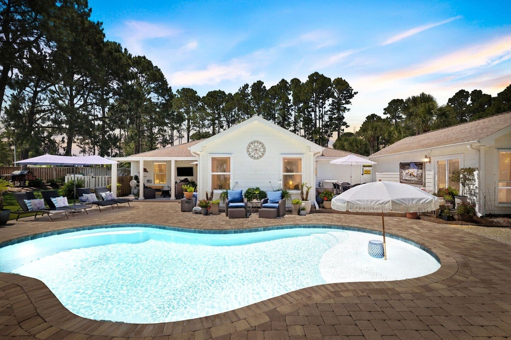 Private Backyard Oasis With Heated Pool, 4 BR, Bikes & Pond