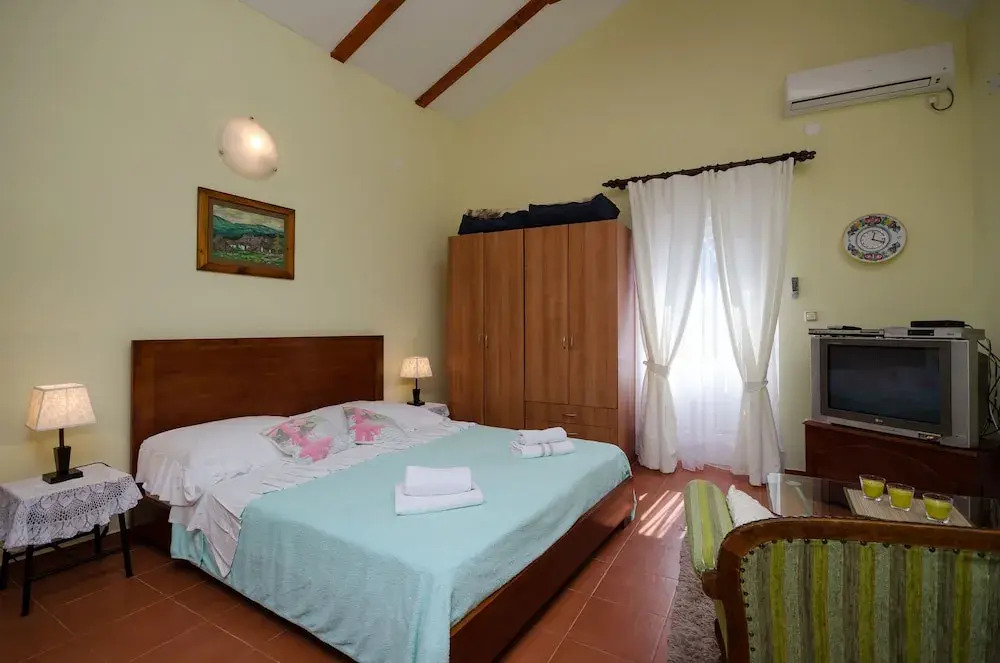 VILLA BARETIC