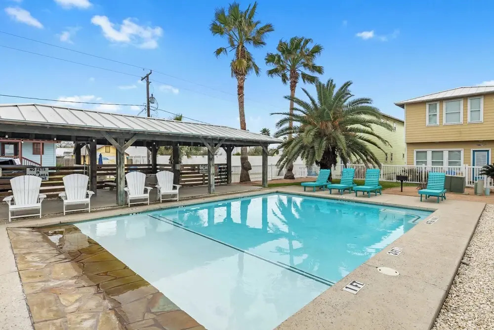 Prime Location 5 Bedrooms Pool Sleeps 14