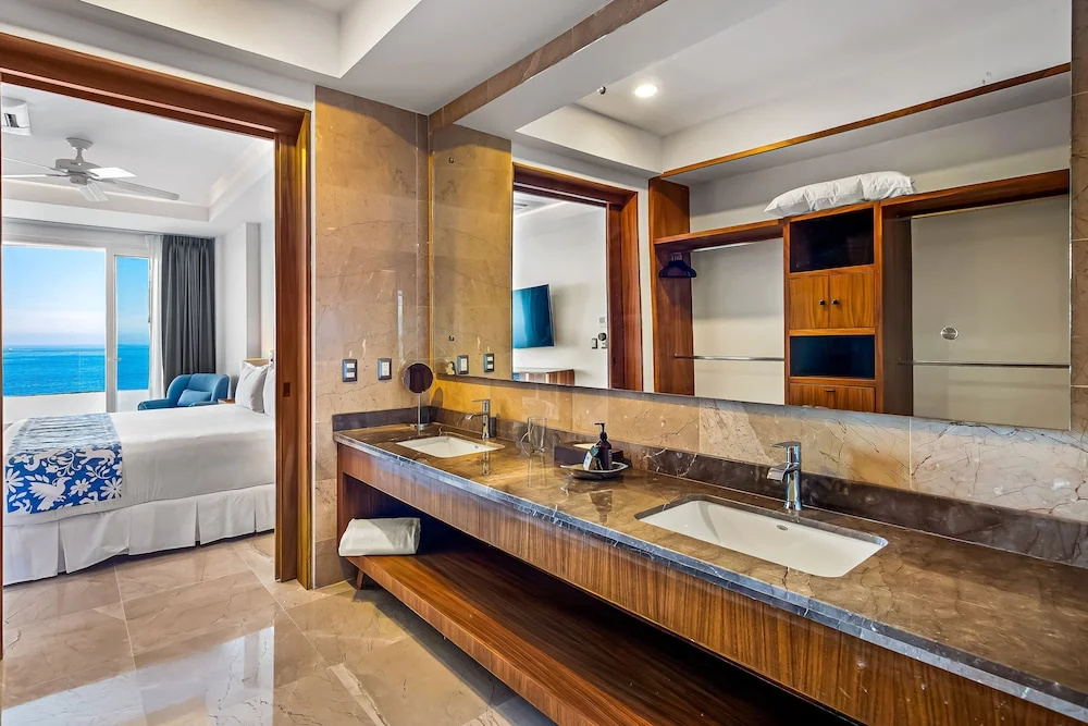 Stunning Oceanfront Apartment With Breathtaking Views and Luxurious Amenities