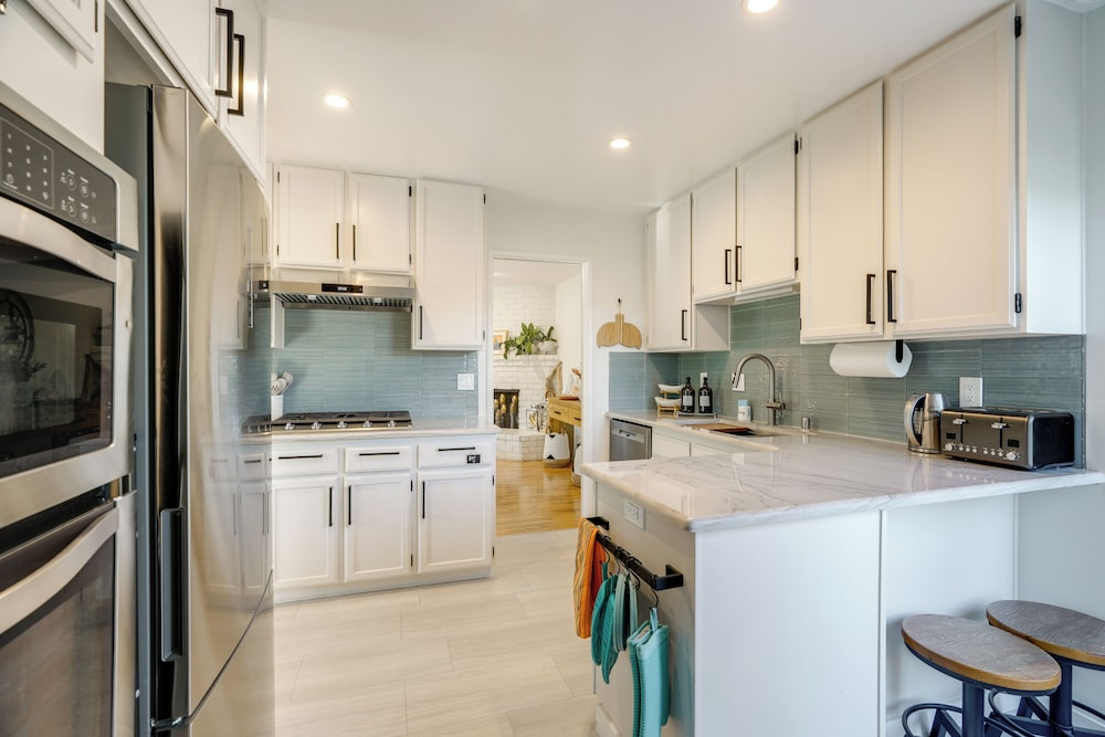Seaside Home w/ Hot Tub & Patio: Close to Beaches!