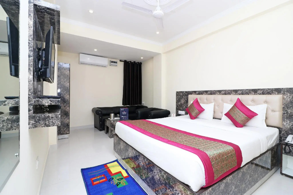 OYO 13658 Hotel Tanish Palace