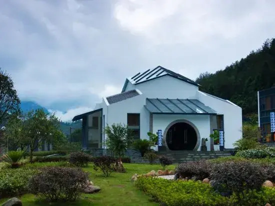 Hidden in mountains and valleys Guesthouse