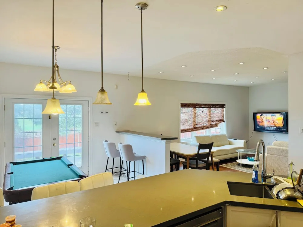 Luxurious House - 4 Bedrooms, 1 King, 3 Queen, 1 Singe bed Near Airport sq1