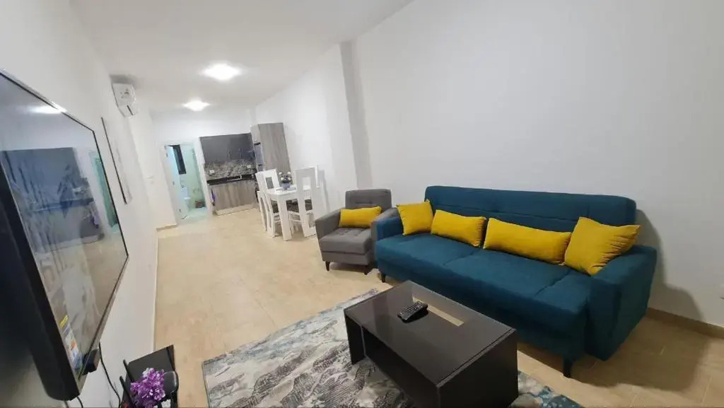 Beautiful apartment with sea and pool view