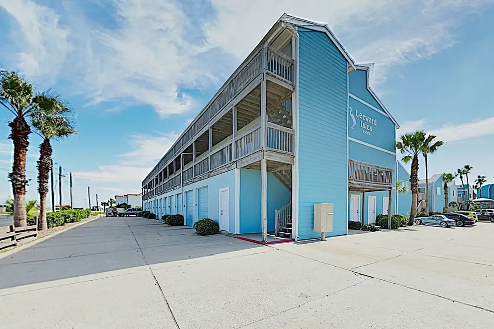 New Listing! Updated : Pool, 1 Block To Beach 2 Bedroom Condo