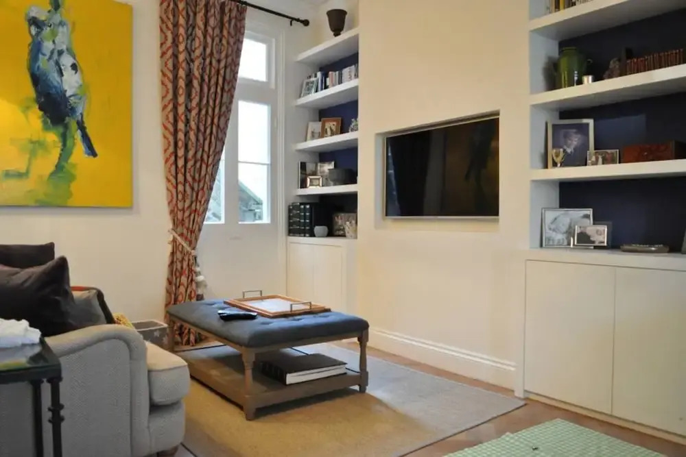 Spacious 2 Bedroom Property in Great Location