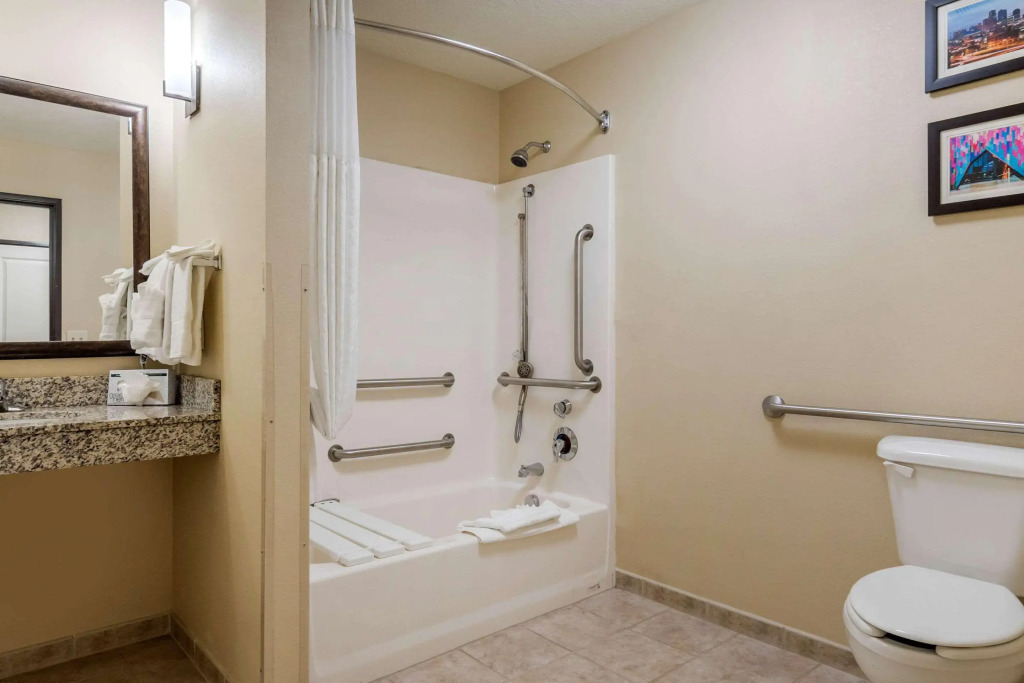 Comfort Suites Speedway - Kansas City