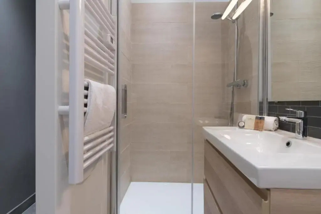 Elegant 2br with 2 bathrooms and AC close to Les Halles dAvignon Welkeys
