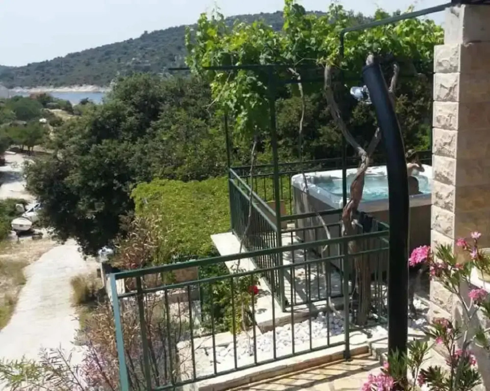 Holiday Home With Outdoor Hot Tub, Near the Sea