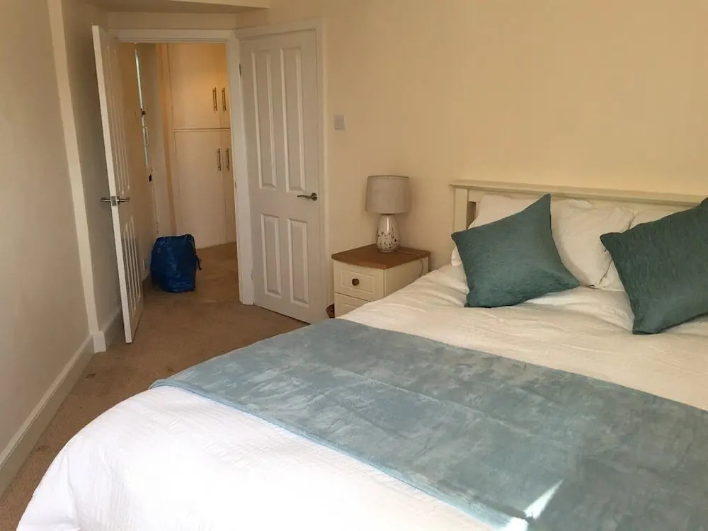 Town Centre Apartment Perfect Location with on-street parking
