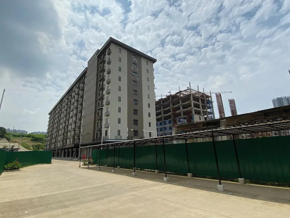 White Accent Studio At Apartment Meikarta Near Paramadina University