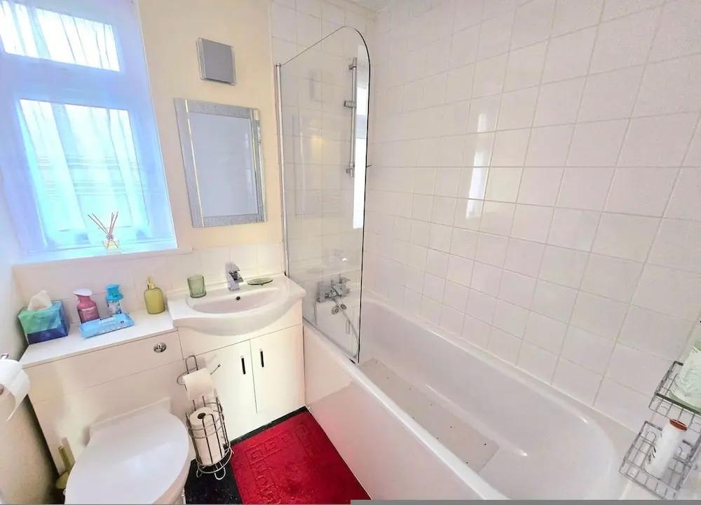 Hornchurch Cozy 2-bed Flat With Street Parking