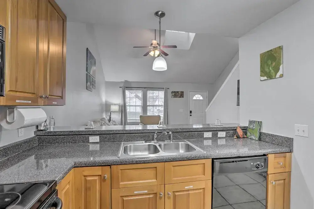 Tidy Tallahassee Townhome ~ 7 Mi to Downtown!