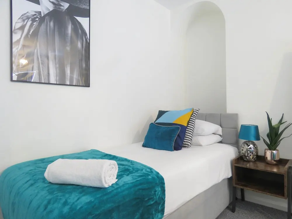 Tudors eSuites 4 Bedroom House with Garden & 9 Beds