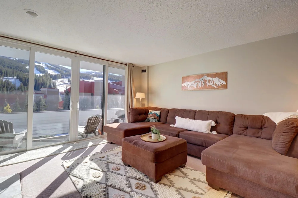 Pet Friendly, Beautifully Remodeled with Mountain Views - SB204 by Redawning