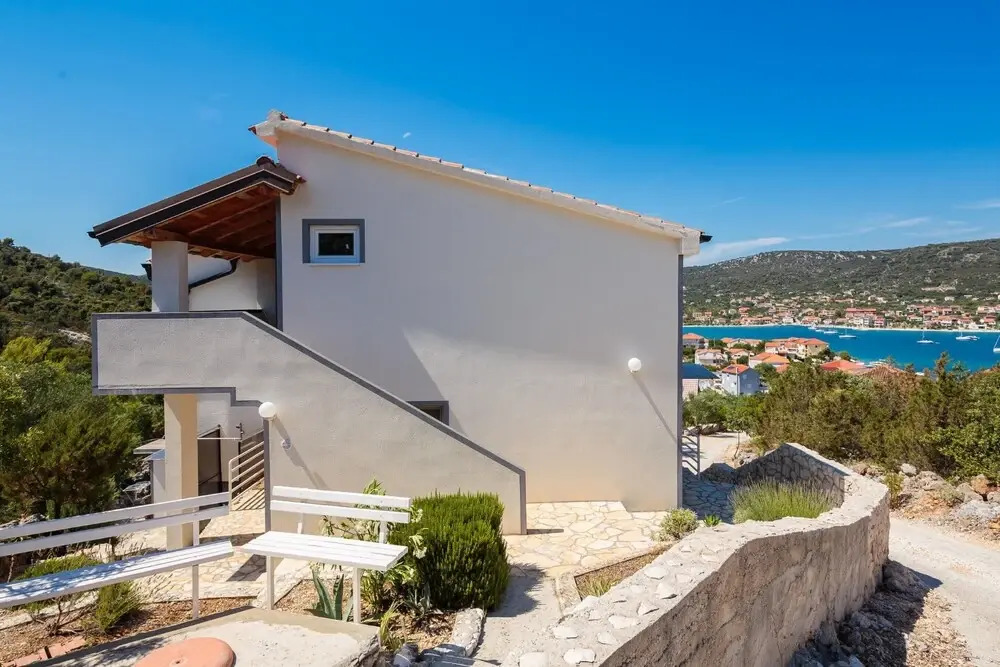 A4 - Modern apt w. Terrace, 3 min Walk to Beach