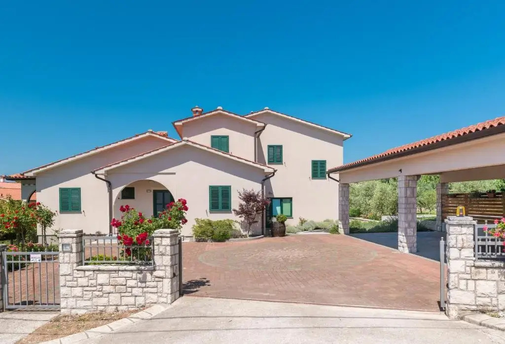 Holiday House OLIVE GROVE with pool and garden
