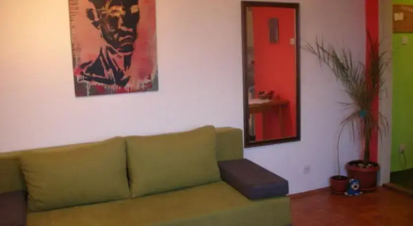 12 Monkeys Studio Apartment