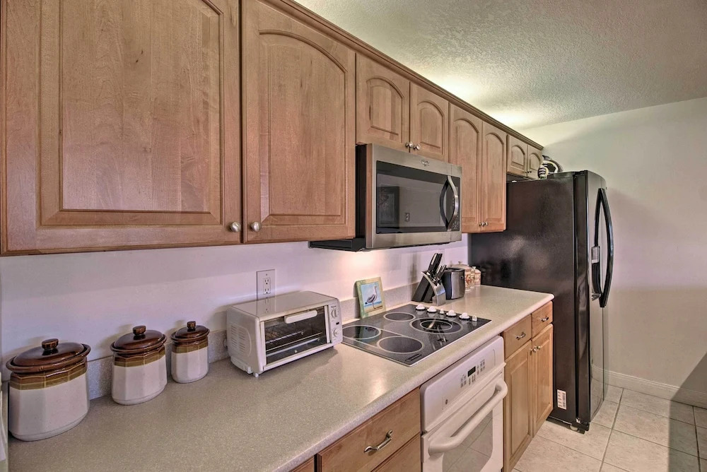 1 Mi to PGA Golf: Retreat w/ Pool in Palm Beach