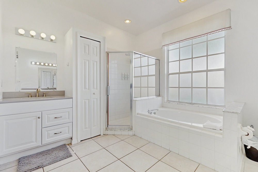 Home Near Disney/golf With Screened Pool, Spa, Pool Table, Foosball, AC, and W/D