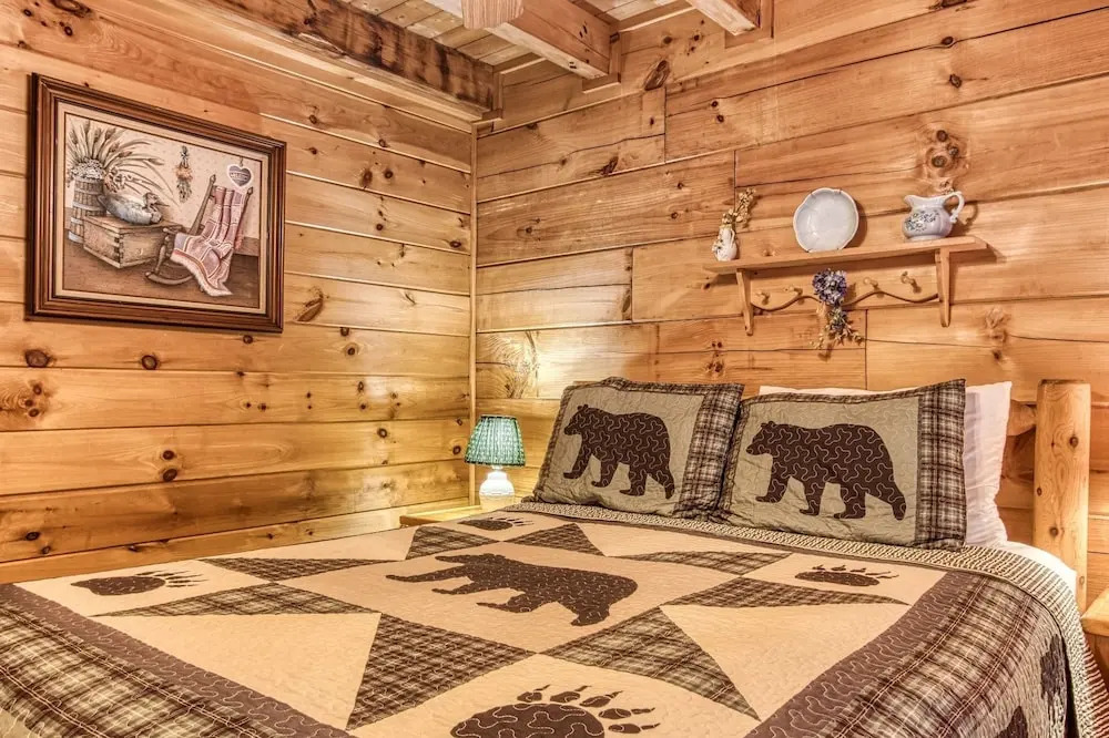 Er 256 - Smoky Mountain Top Great Location - Close To Town! 3 Bedroom Cabin by RedAwning