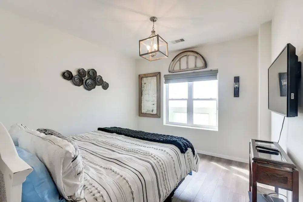 Pool Access, Walk to Beach: Galveston Condo!