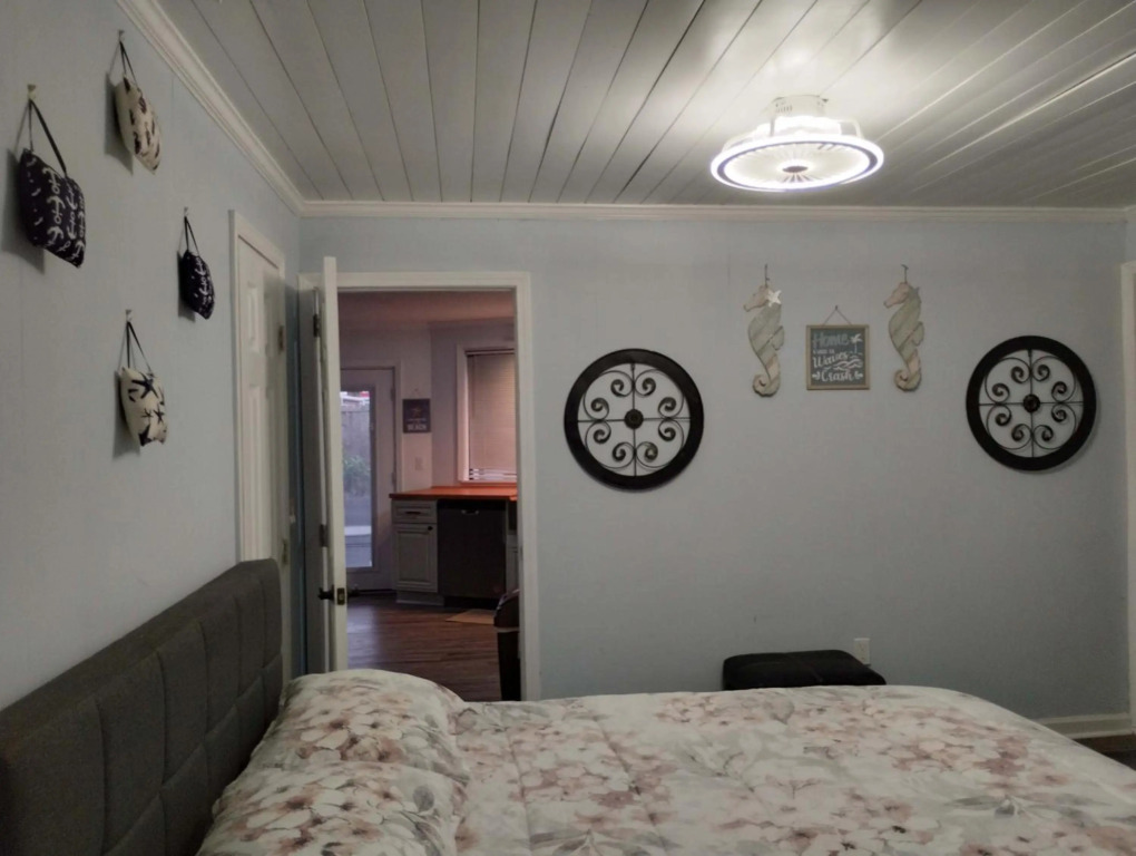 Unique 2 bedroom Home - Walk to Beach