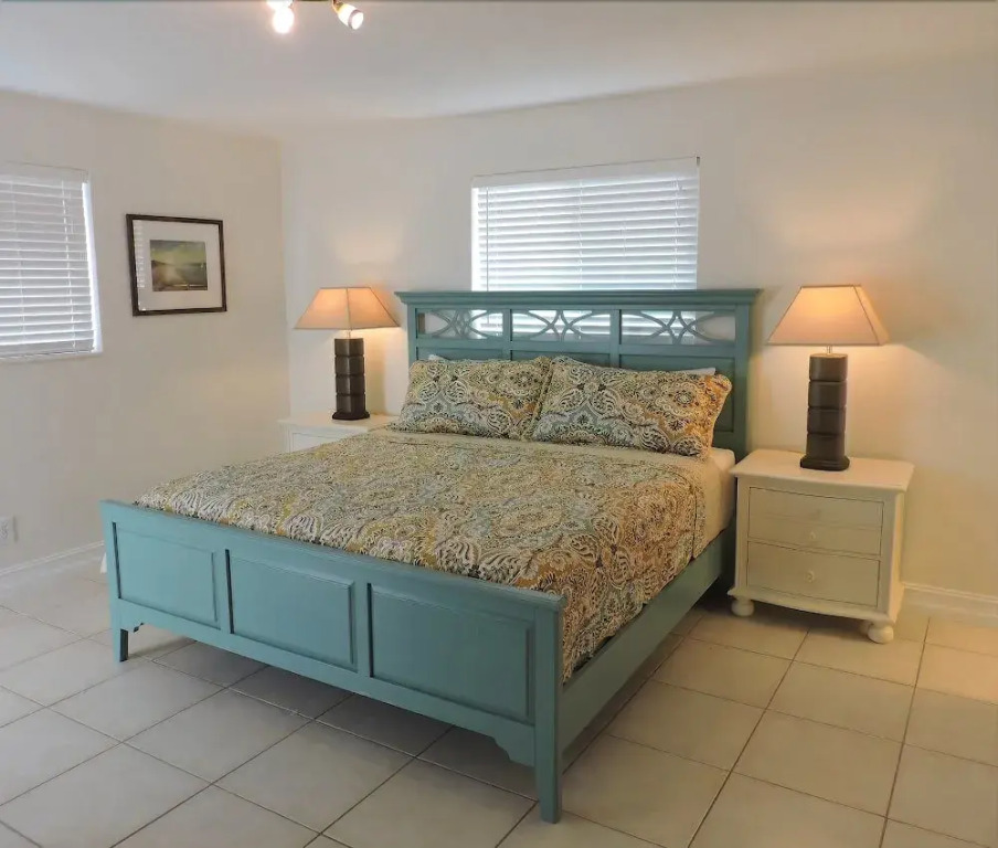 Malibu House 4/3 FOR 10, Close to Beaches, Pool