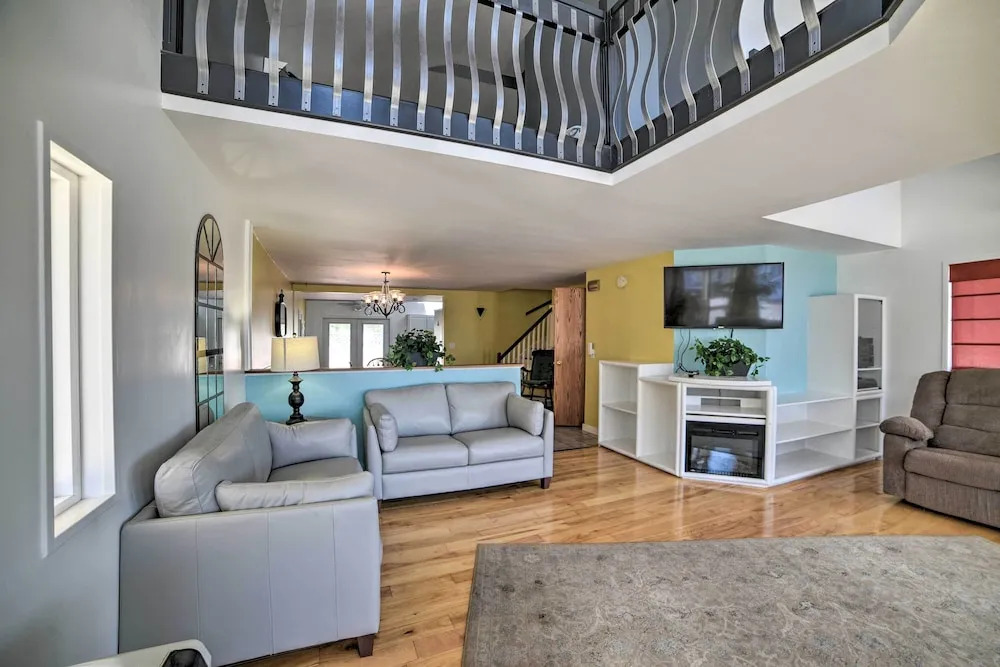 Sun-soaked Coastal Cottage w/ Deck + Walk to Beach