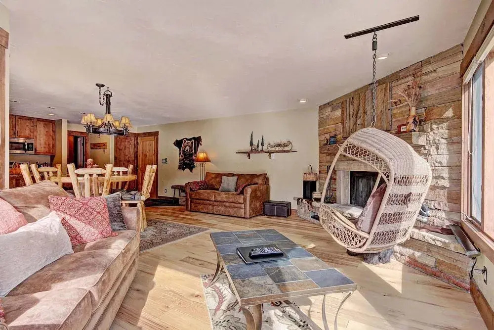 1710 The Willows 1 Bedroom Condo by RedAwning