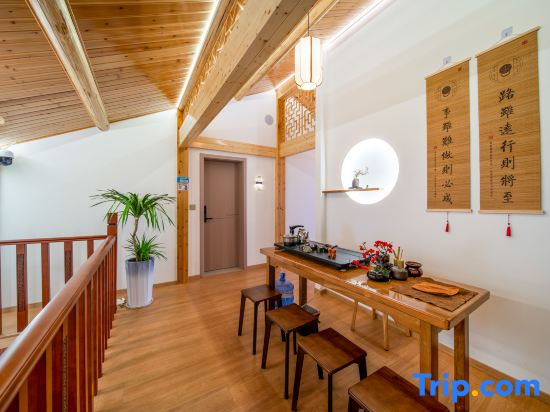 Huayuxiangting·logcabin Designer Holiday Home (Wuyuan Baoyu Tower Branch)