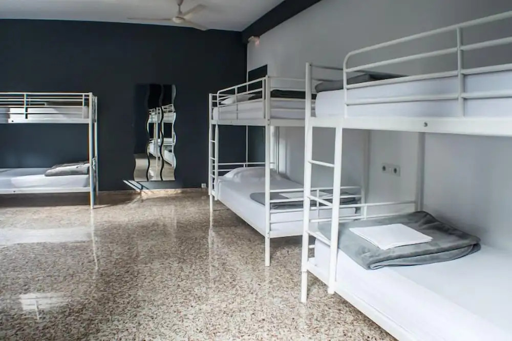 Quart Youth Hostel & Apartments