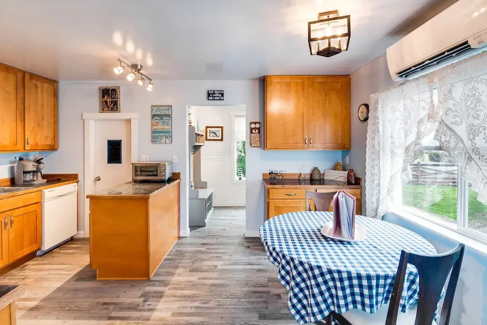 'blackberry Cottage' w/ Yard Near Westport & Beach
