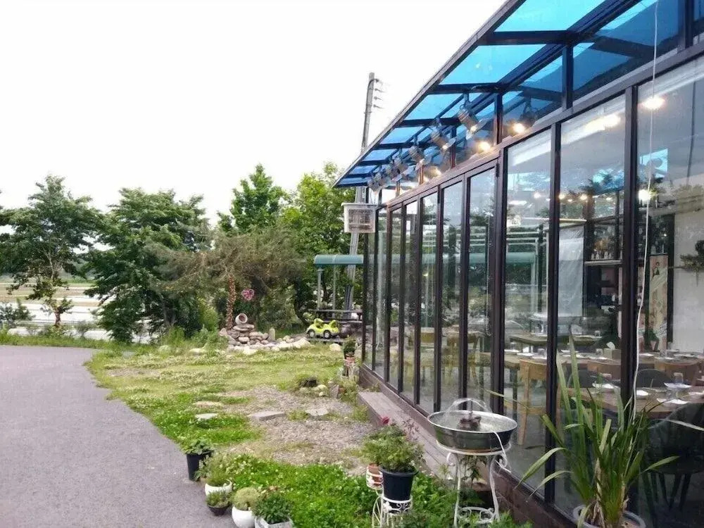 Hole in one Hotel
