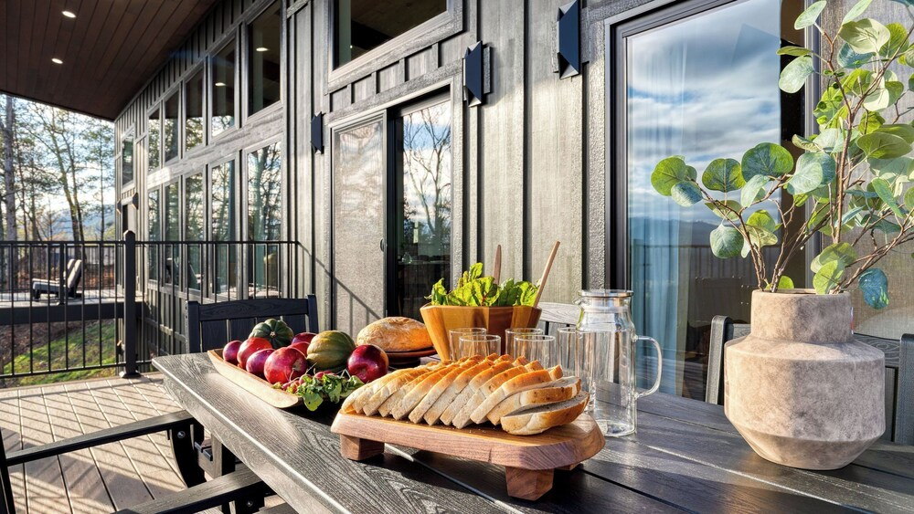 Modern Smoky Mountain Stay With Two Decks, Plunge Pool & Game Room Overlook Lodge by Avantstay