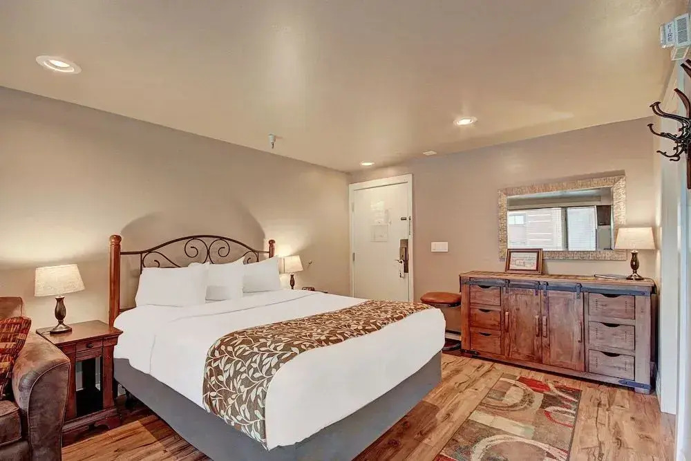 Winter Ski-in out Studio Sleeps 4, Steps to Historic Main St