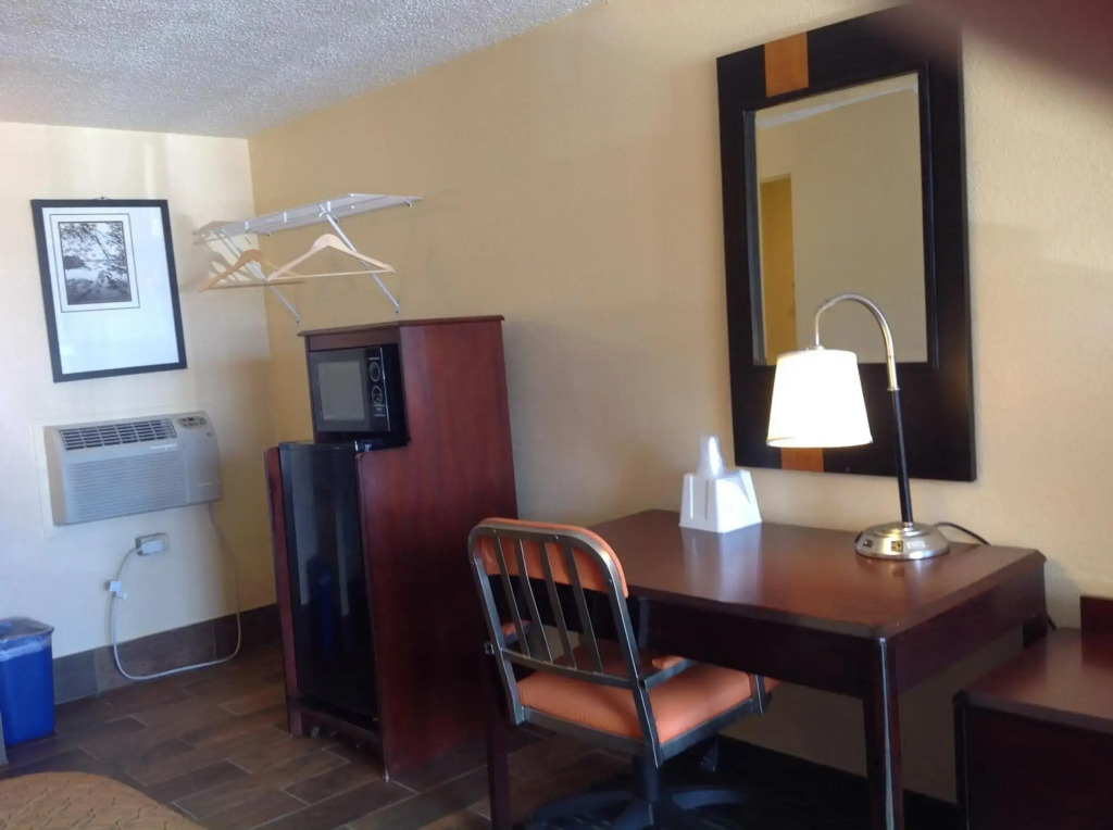 DIAMOND INN & SUITES