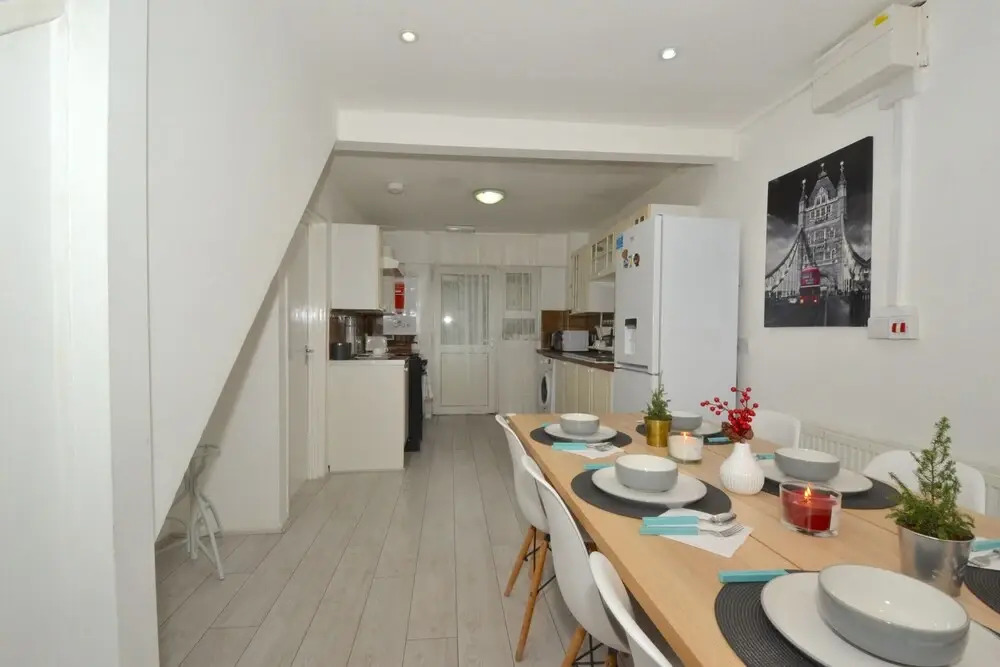 Charming 5-bed House in City Center and Car Park
