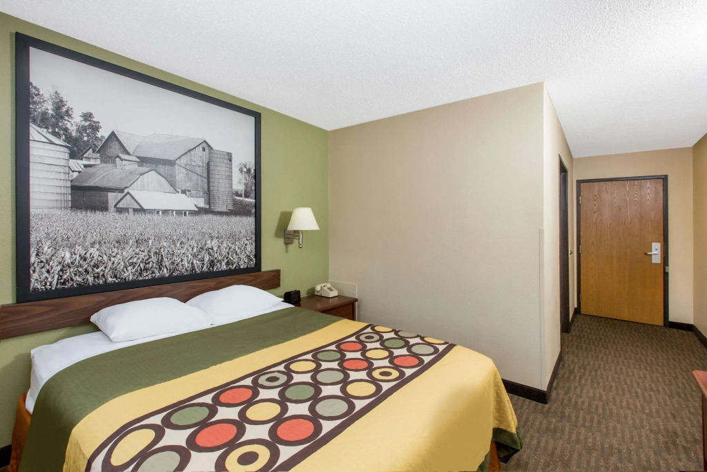 Super 8 by Wyndham Fairmont